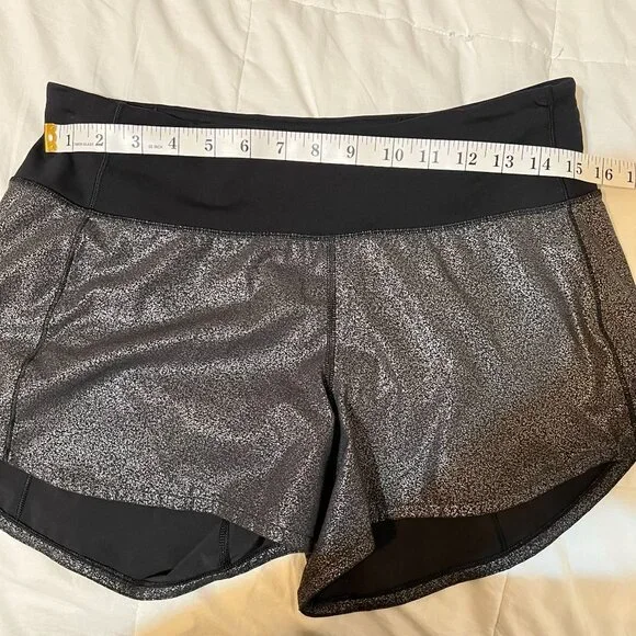 Lululemon luminosity foil print black silver metallic  Shorts, size 8 - Picture 4 of 13